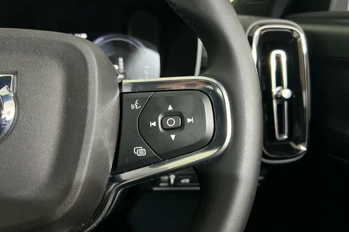 2022-volvo-xc40-15-t4-plus-big-19