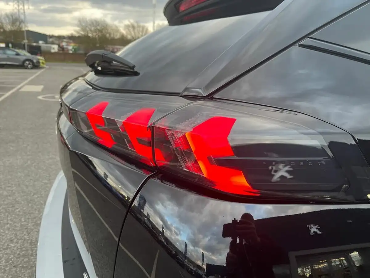 2022-peugeot-2008-suv-12-puretech-gt-eat8-big-16