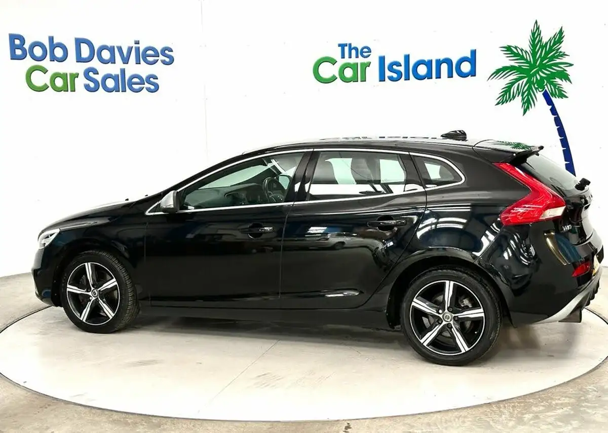 2017-volvo-v40-15-t2-r-design-nav-plus-big-5