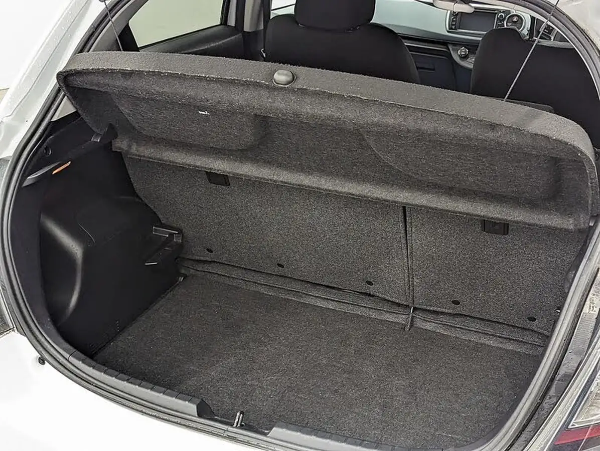 2013-toyota-yaris-15-vvt-i-t4-big-11