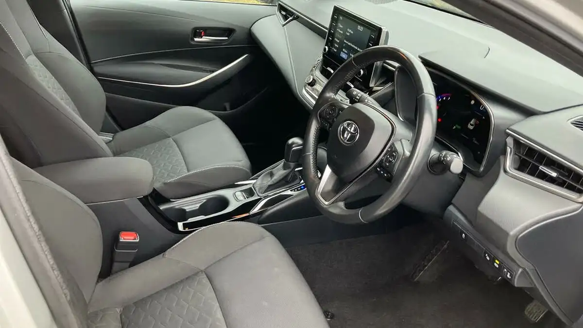 2019-toyota-corolla-18-vvt-i-design-trk-touring-sports-5d-big-10