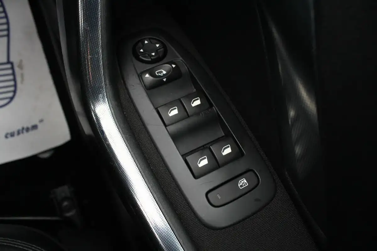 2015-peugeot-2008-crossover-16bluehdi-allure-120bhp-ss-big-41