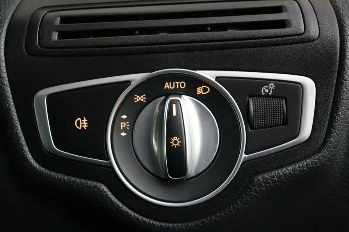 2019-mercedes-benz-glc-class-20d-glc220d-amg-line-station-wagon-5d-4matic-plus-big-39
