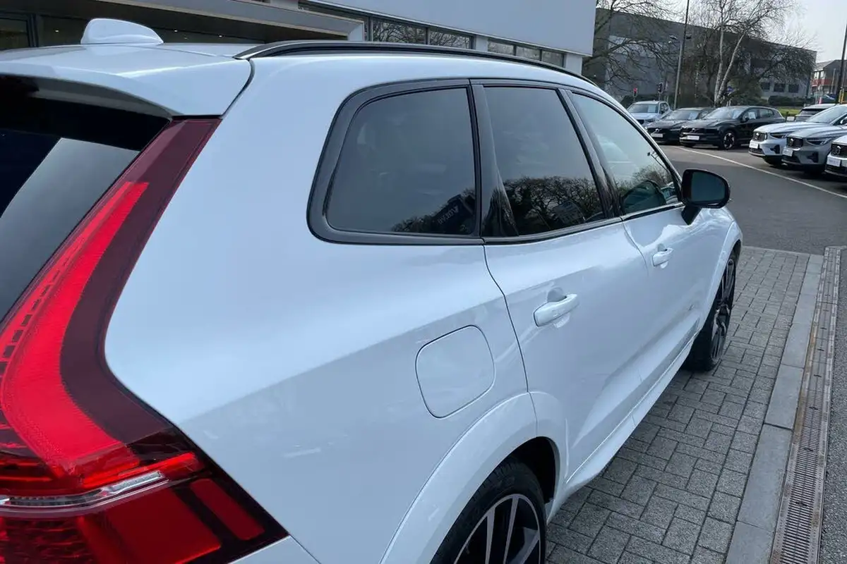 2024-volvo-xc60-20-b5-ultra-dark-big-13
