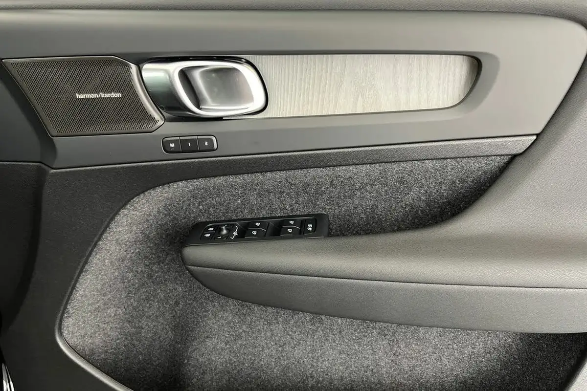 2024-volvo-xc40-20-b3-ultimate-big-35