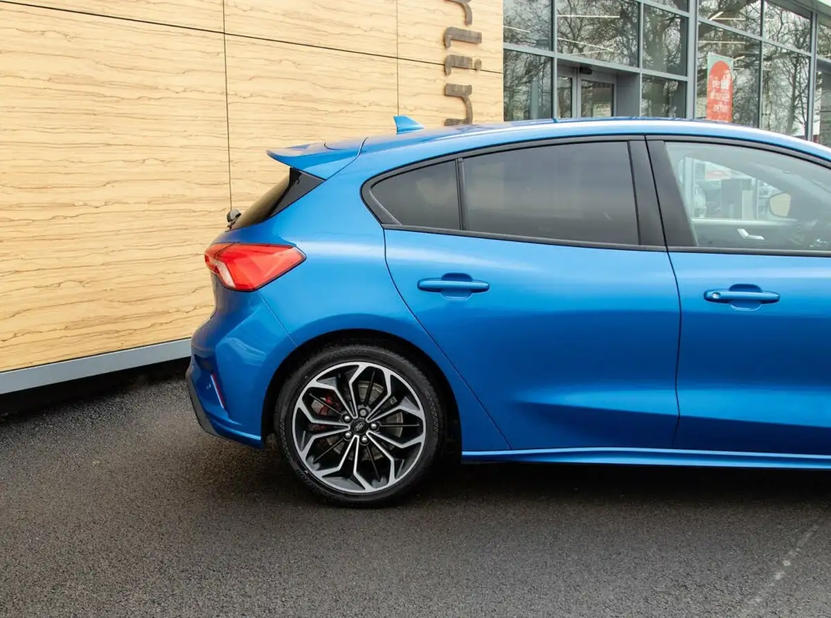 2019-ford-focus-15t-st-line-x-182ps-hatchback-big-10