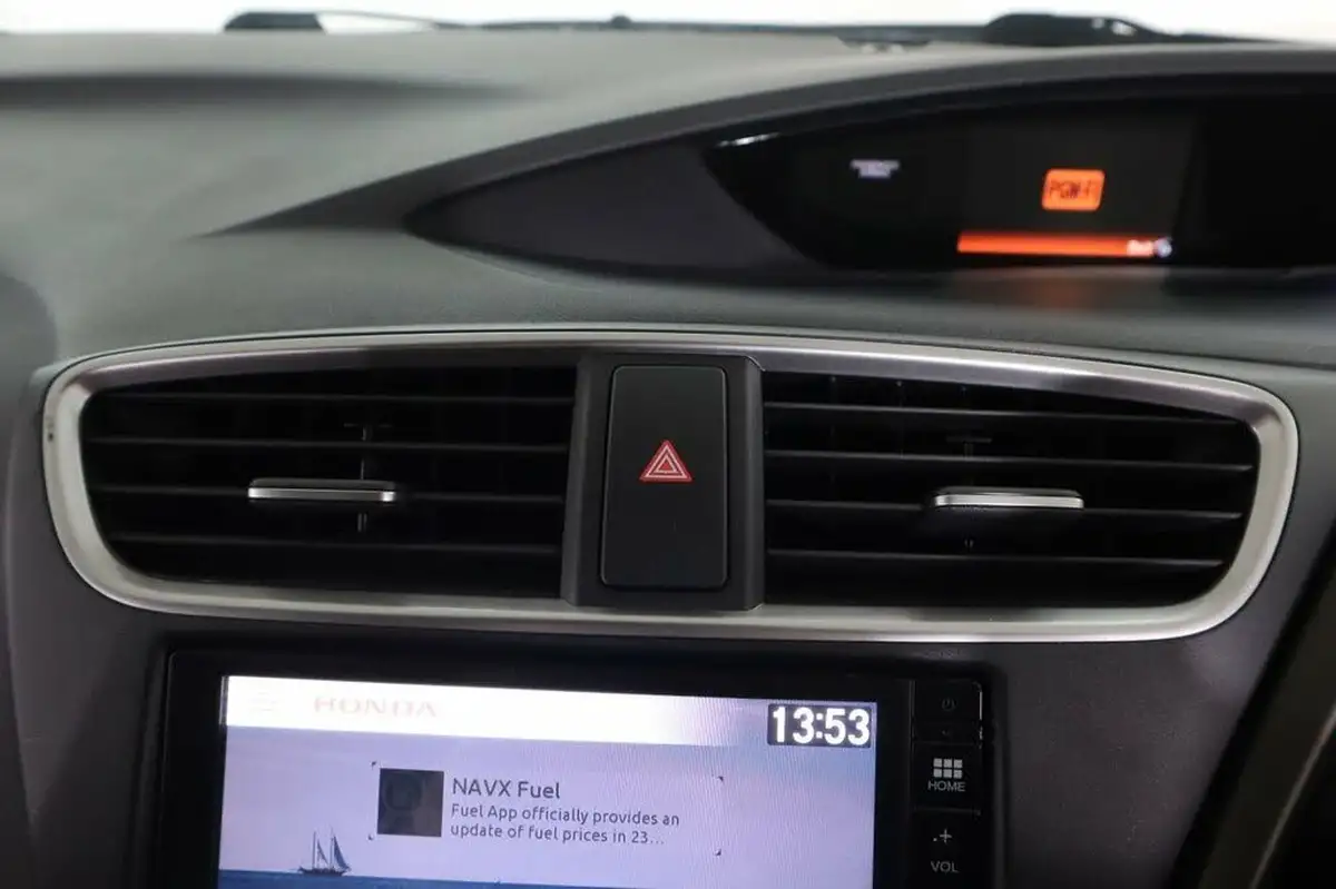 2015-honda-civic-16-i-dtec-se-plus-honda-connect-hatchback-big-21