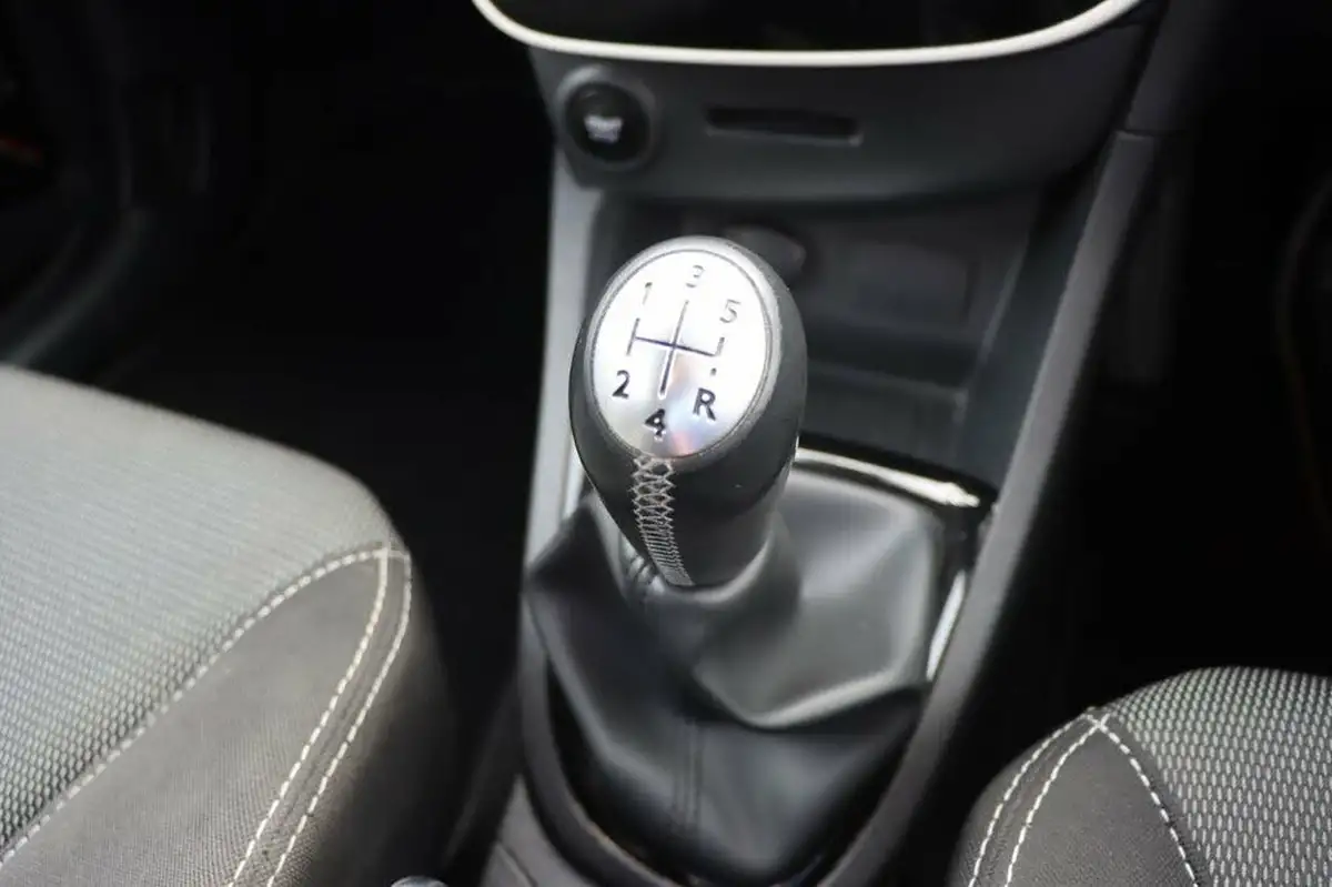 2016-renault-clio-09-tce-dynamique-nav-big-23