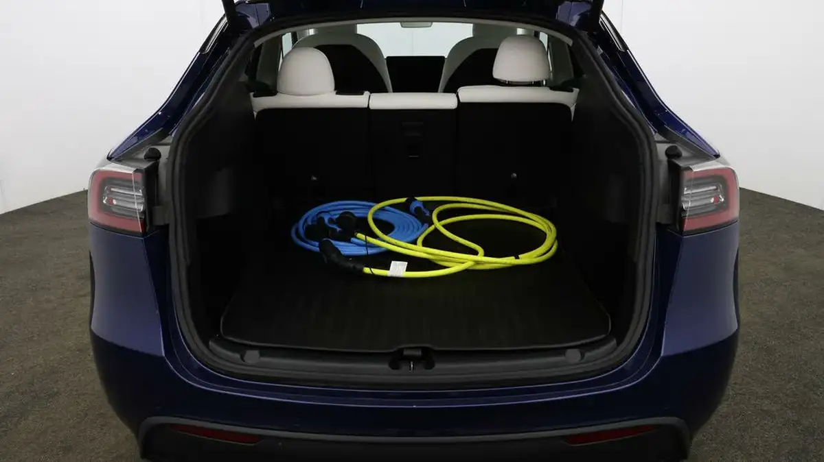 2022-tesla-model-y-e-long-range-big-16