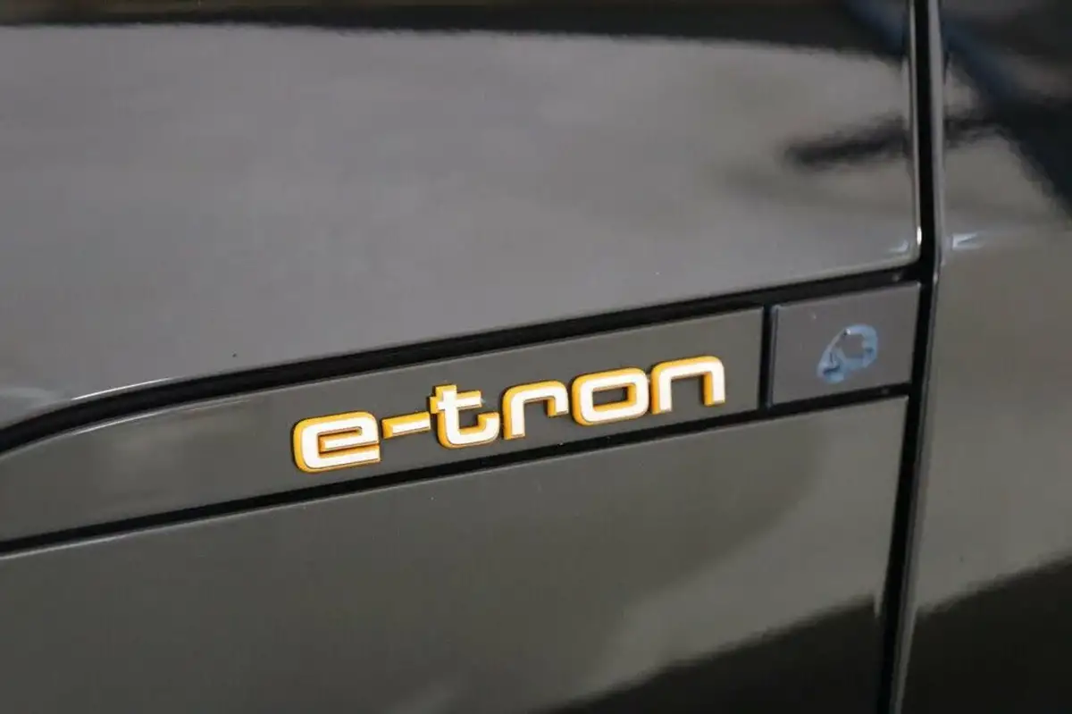 2020-audi-e-tron-55e-s-line-station-wagon-big-10