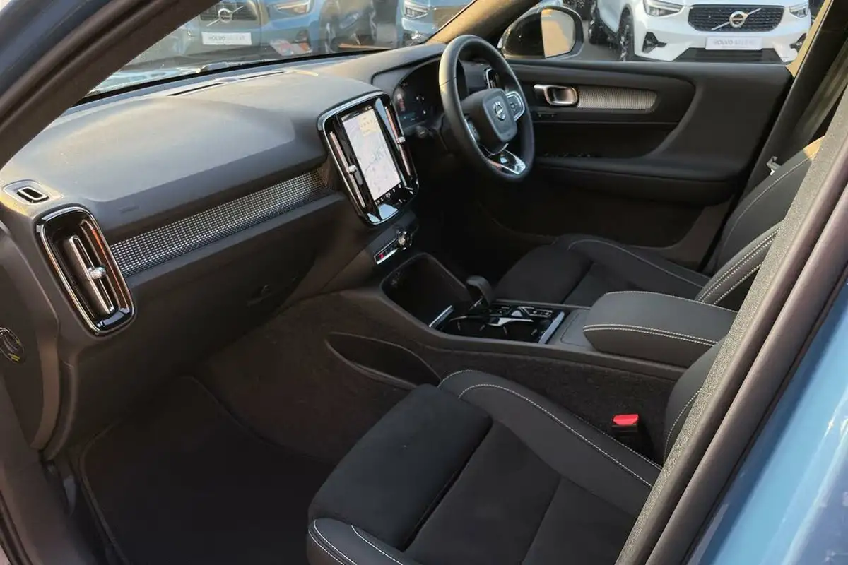 2024-volvo-xc40-20-b3-plus-big-25