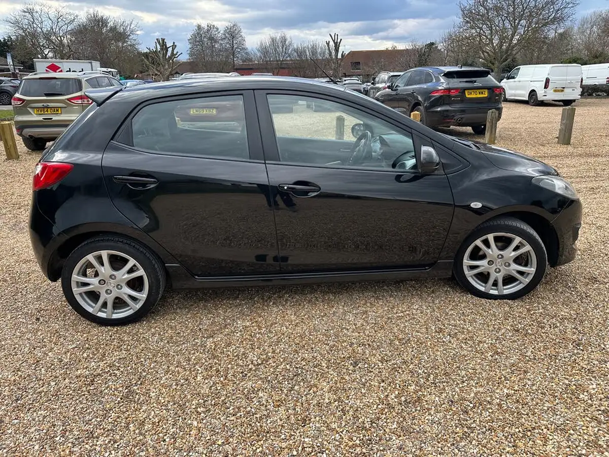 2010-mazda-mazda2-13-takuya-big-9