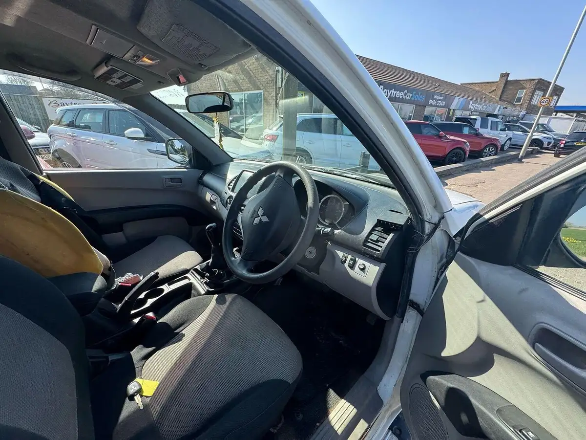 2010-mitsubishi-l200-25td-4life-cr-4wd-lb-double-cab-pickup-big-5