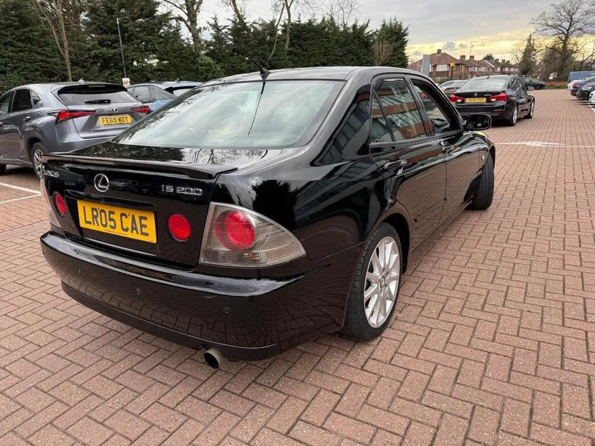 2005-lexus-is-200-20-se-auto-big-4