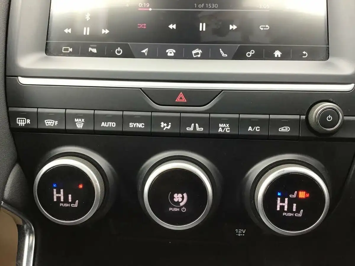 2019-jaguar-e-pace-20-i4d-chequered-flag-150ps-big-25