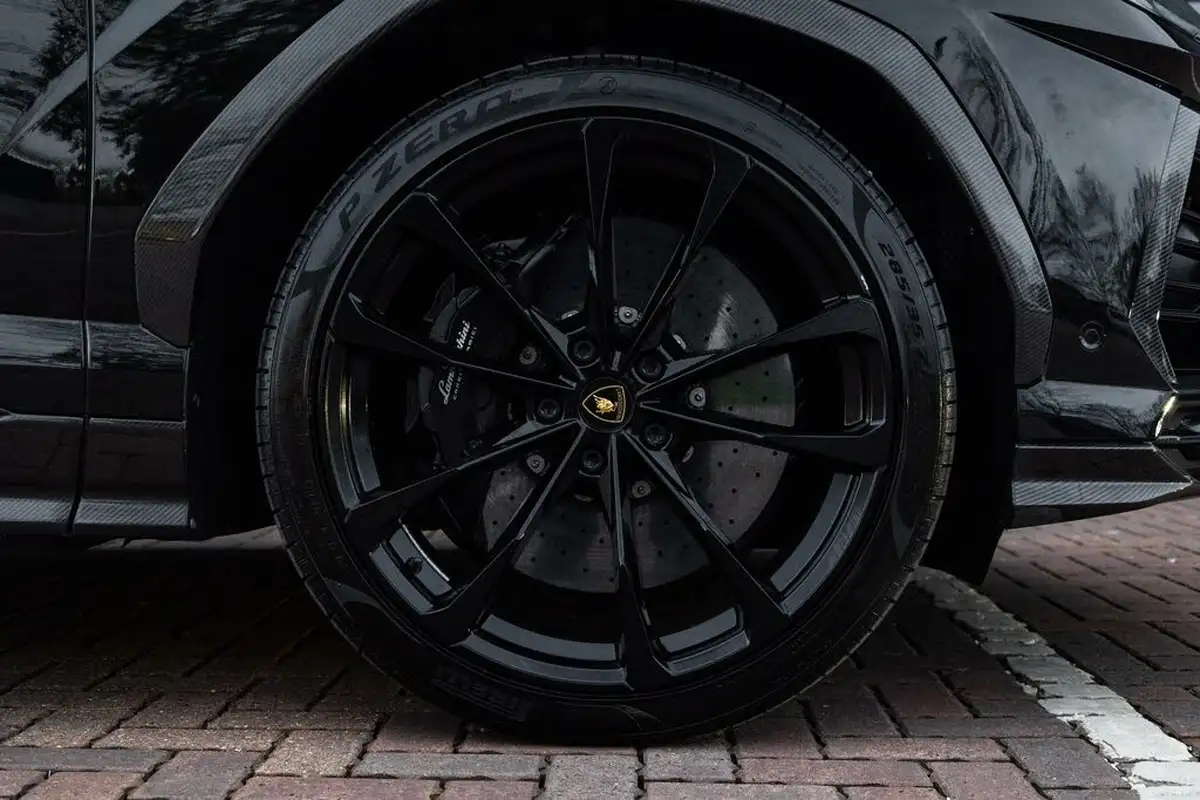 2021-lamborghini-urus-40-no-trim-big-28
