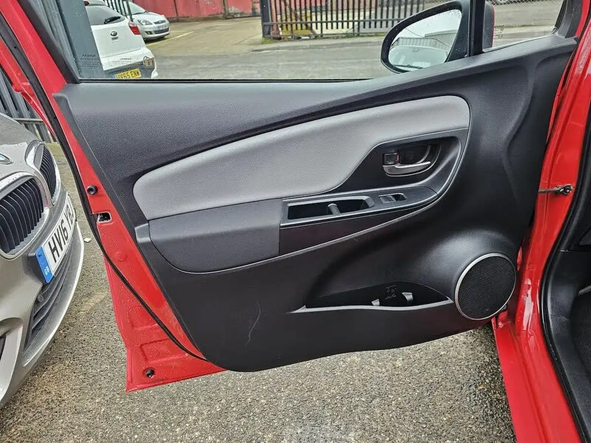 2016-toyota-yaris-133-icon-vvt-i-5d-cvt-big-25
