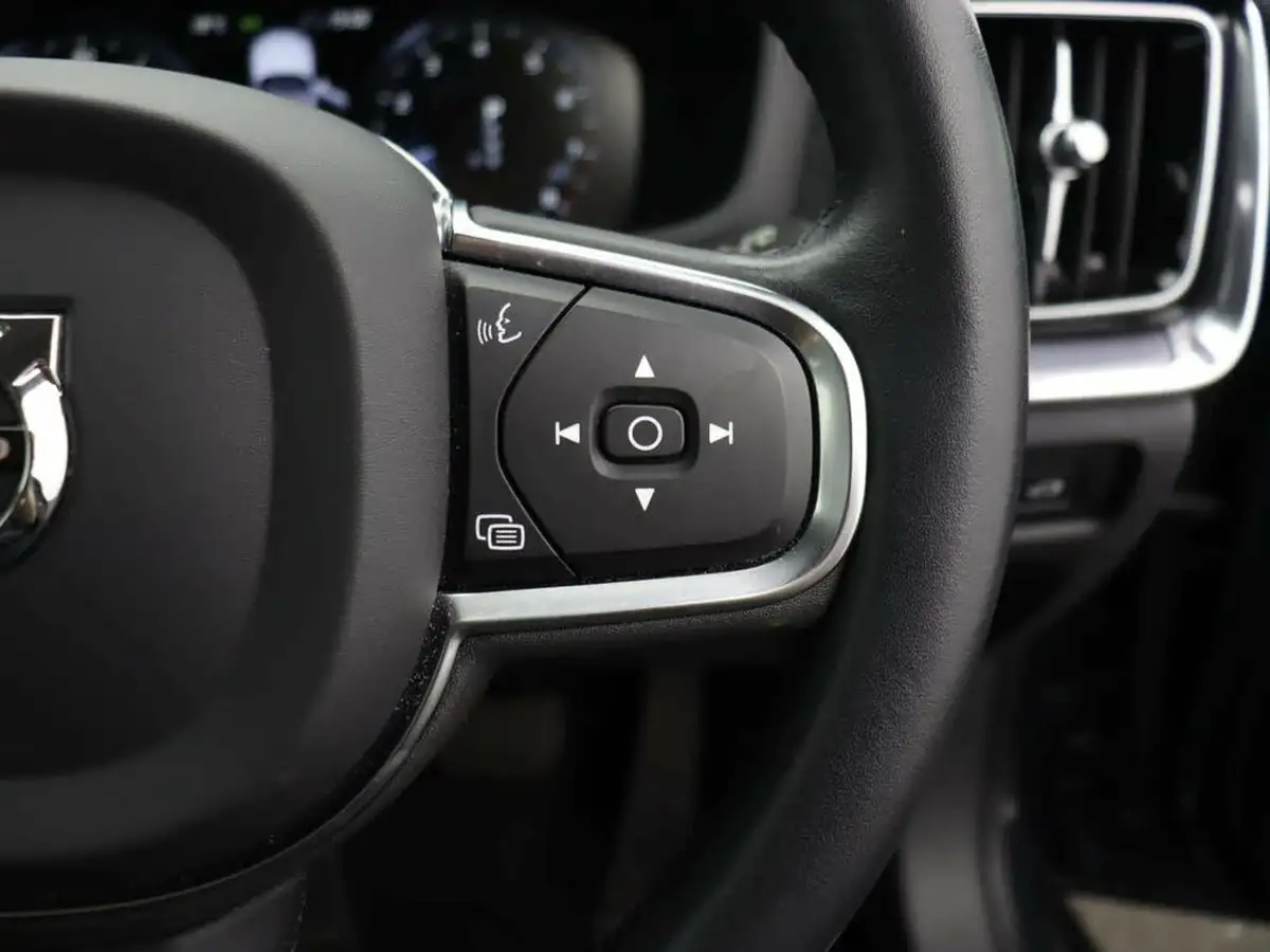 2020-volvo-v60-20-t4-momentum-plus-big-24