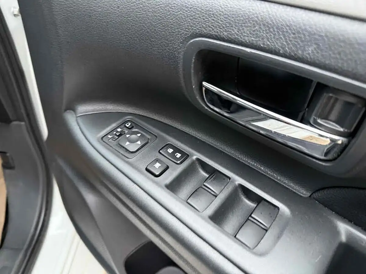 2014-mitsubishi-outlander-20-gx4h-big-27