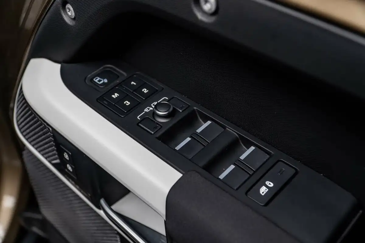 2022-land-rover-110-defender-20-p400e-xs-edition-big-30