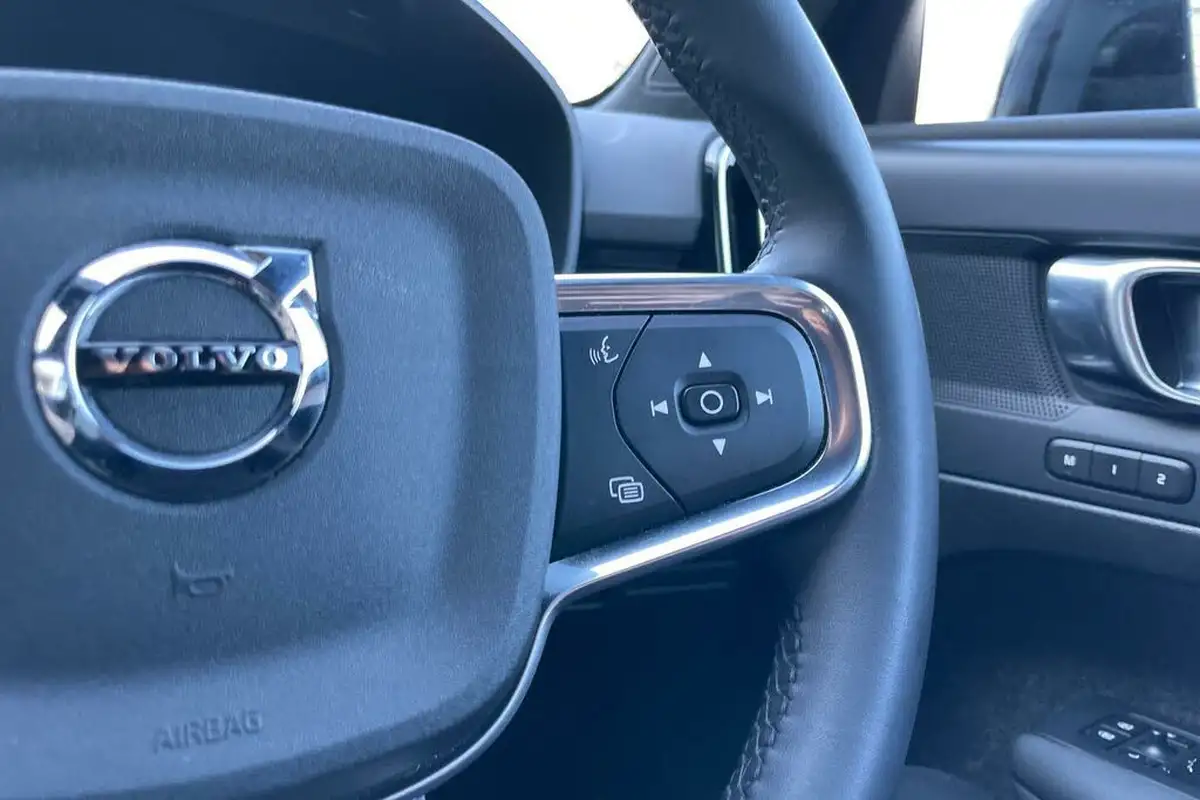 2023-volvo-xc40-20-b3-plus-big-35