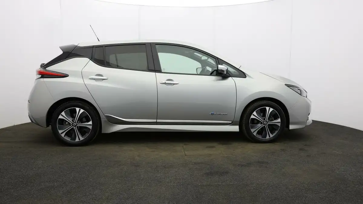2021-nissan-leaf-e-tekna-big-45