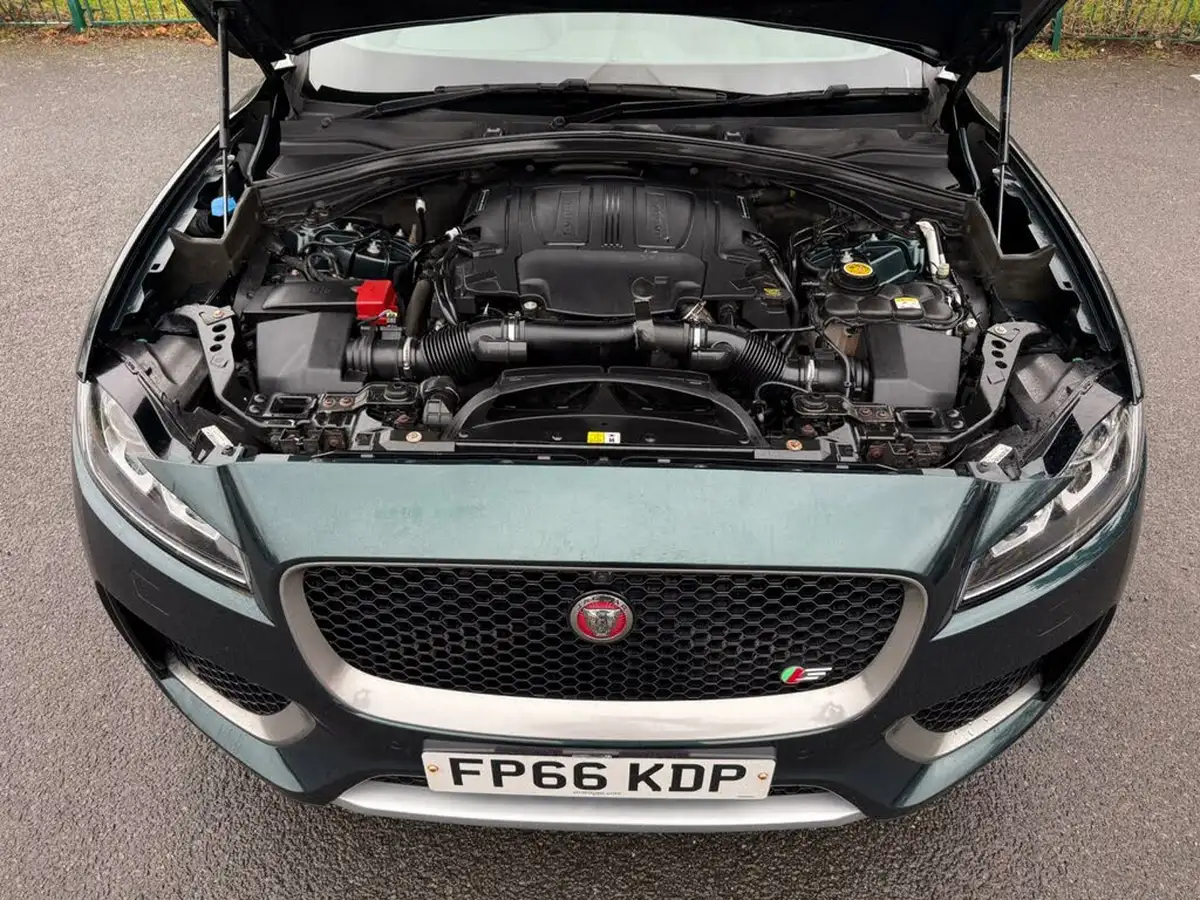 2016-jaguar-f-pace-30-v6-sc-s-30-big-34