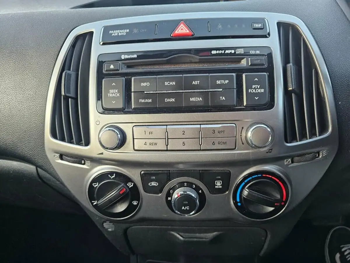 2014-hyundai-i20-14-active-100ps-auto-big-17