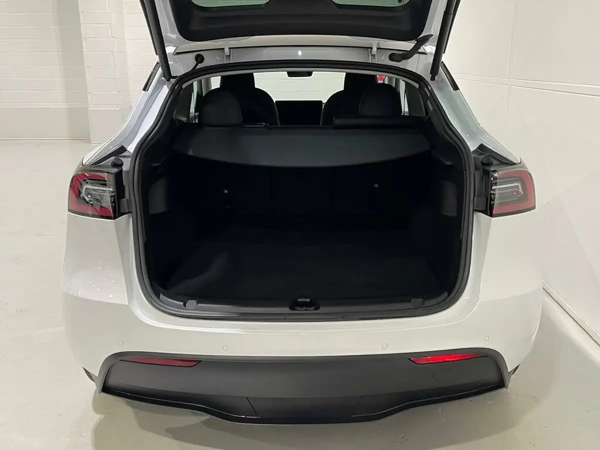 2022-tesla-model-y-e-long-range-big-15