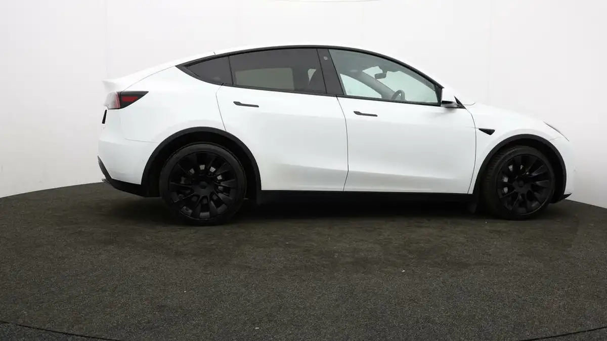 2022-tesla-model-y-e-long-range-big-36