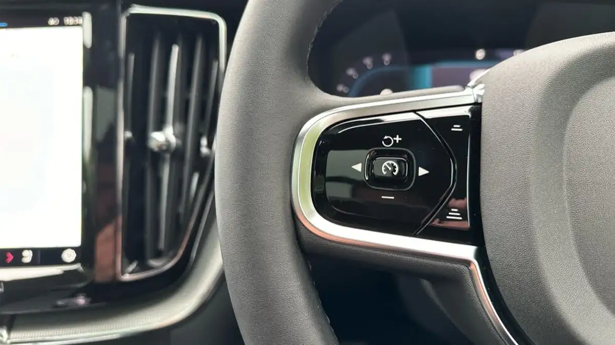 2024-volvo-xc60-20-b5-ultra-black-edition-big-17