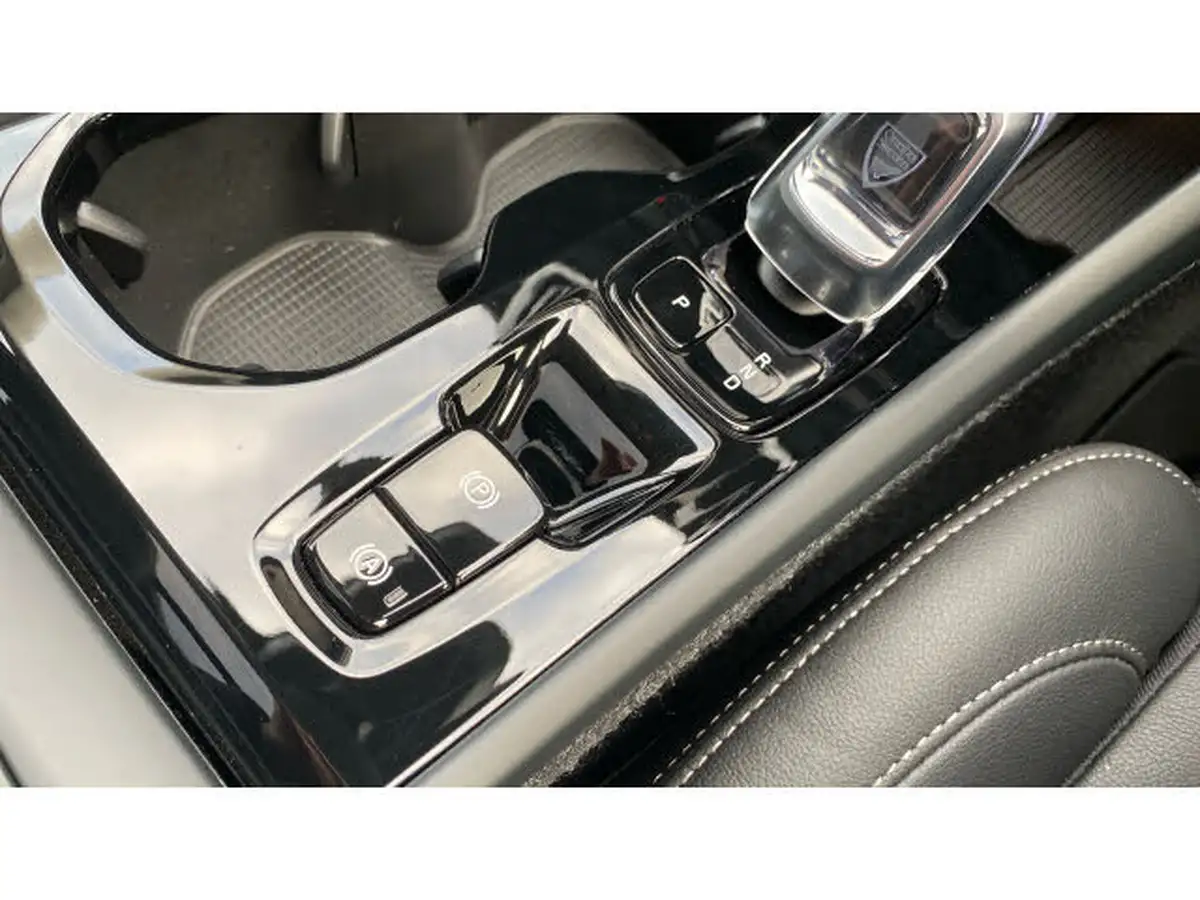 2024-volvo-xc40-20-b4-ultra-bright-big-35