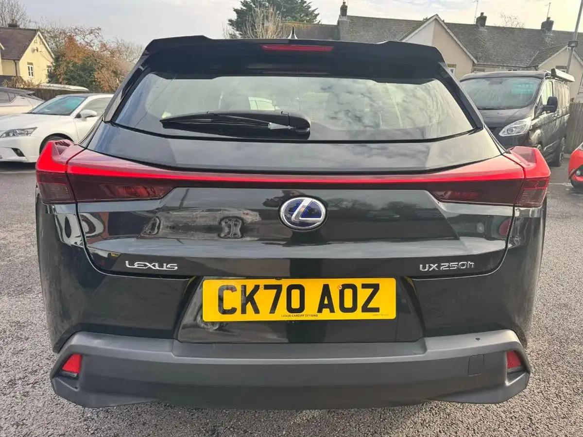 2020-lexus-ux-250h-20-ux-without-navigation-big-4