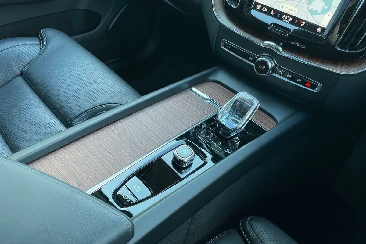 2024-volvo-xc60-20-b5-ultimate-big-44