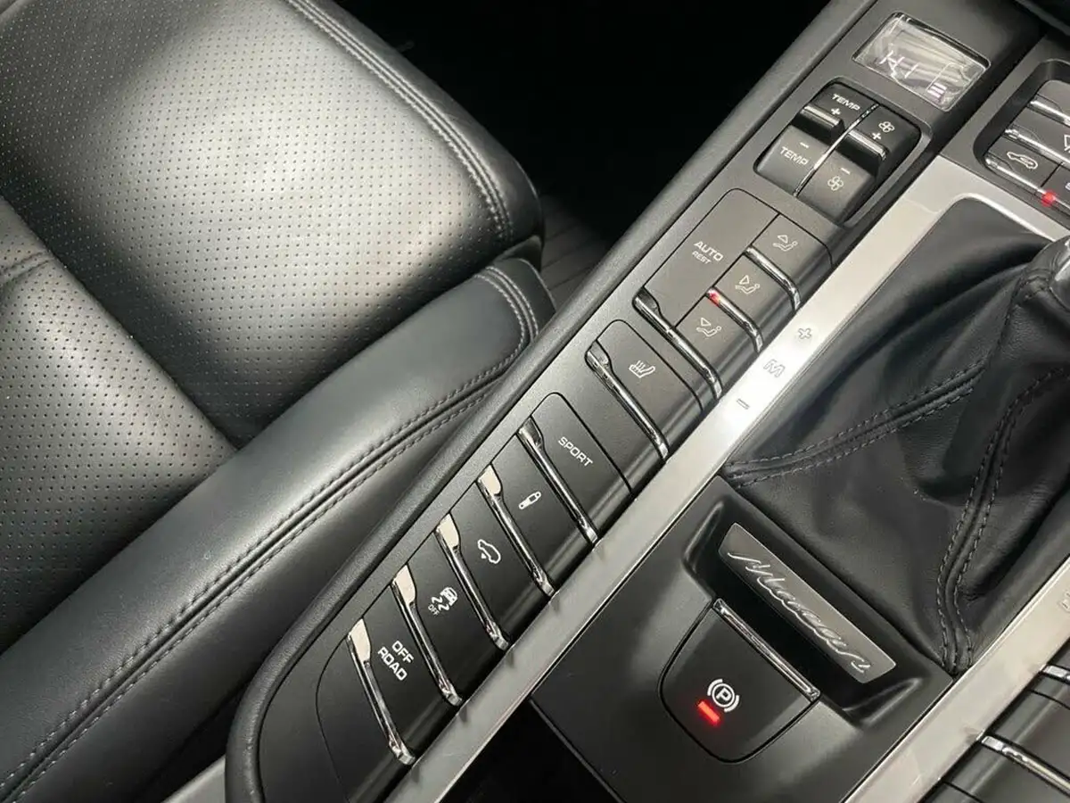 2020-porsche-macan-30-s-big-39