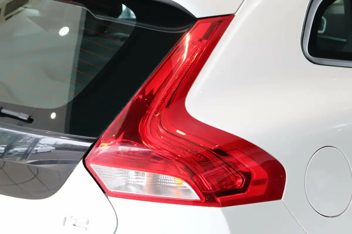 2016-volvo-v40-20-t2-momentum-big-74