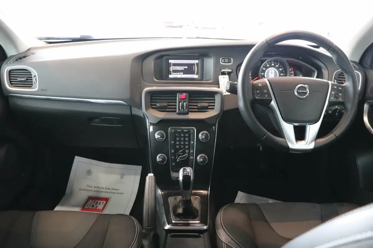 2016-volvo-v40-20-t2-momentum-big-2