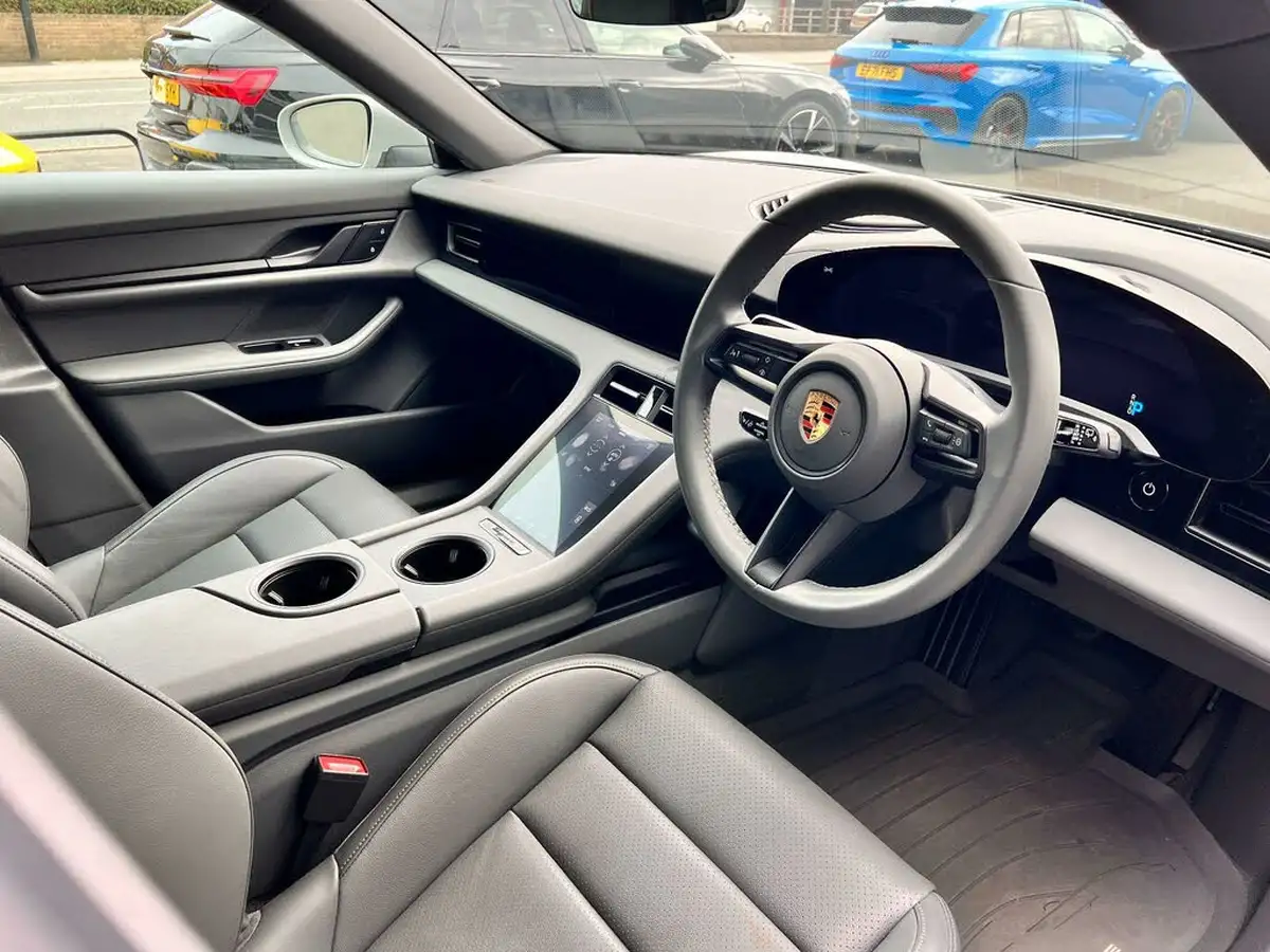 2022-porsche-taycan-e-sport-turismo-476ps-performance-battery-plus-big-10