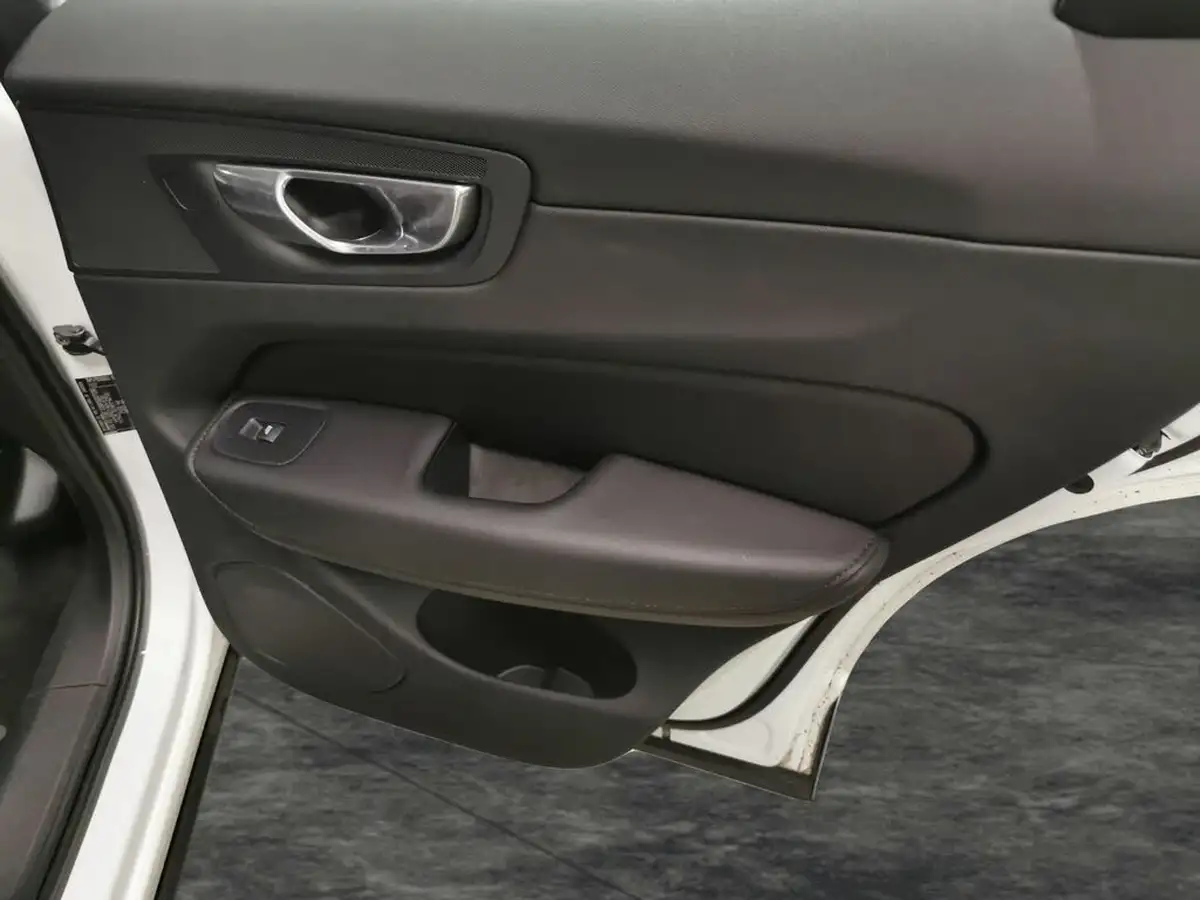 2023-volvo-xc60-20-b5-plus-big-36