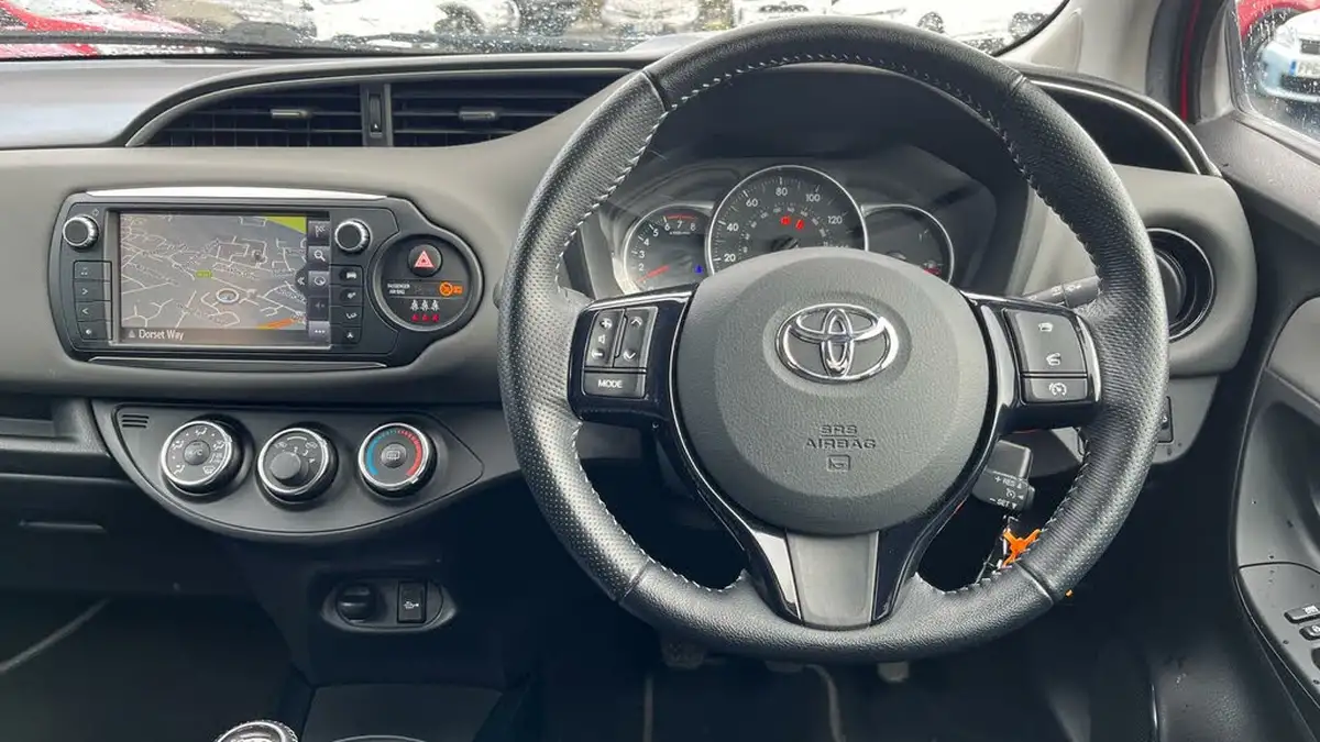 2017-toyota-yaris-133-design-bi-tone-big-5