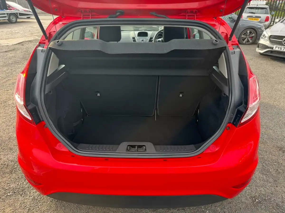 2014-ford-fiesta-125-style-60ps-3d-big-11