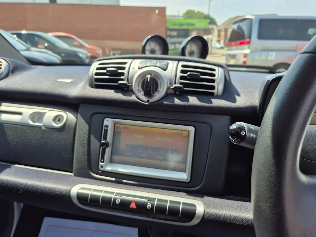 2011-smart-fortwo-08td-passion-coupe-softouch-big-10
