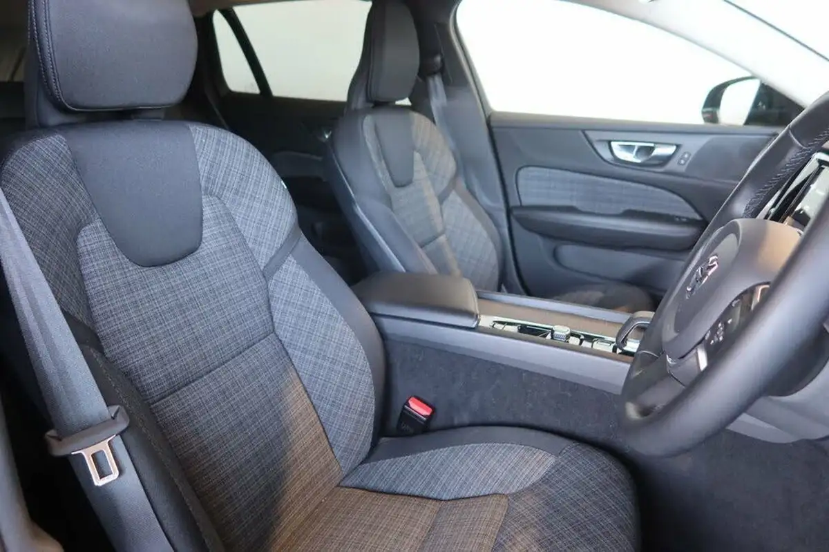 2022-volvo-v60-20-b3-momentum-161bhp-big-4