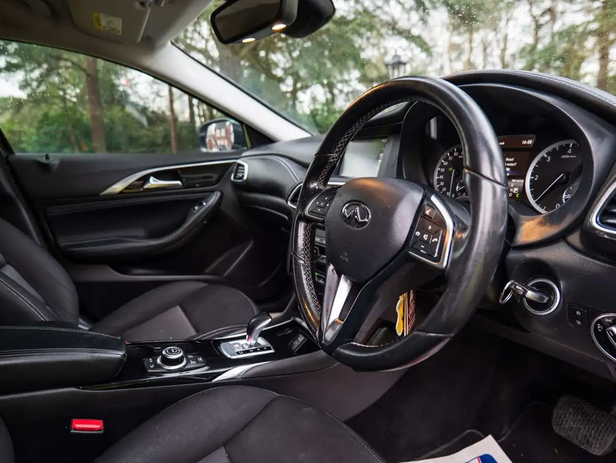 2017-infiniti-q30-15d-se-big-14