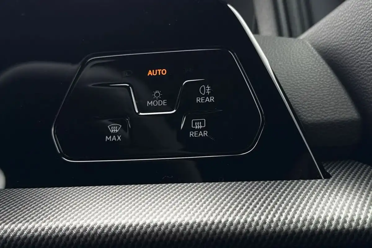 2025-volkswagen-golf-15-etsi-r-line-hatchback-big-29