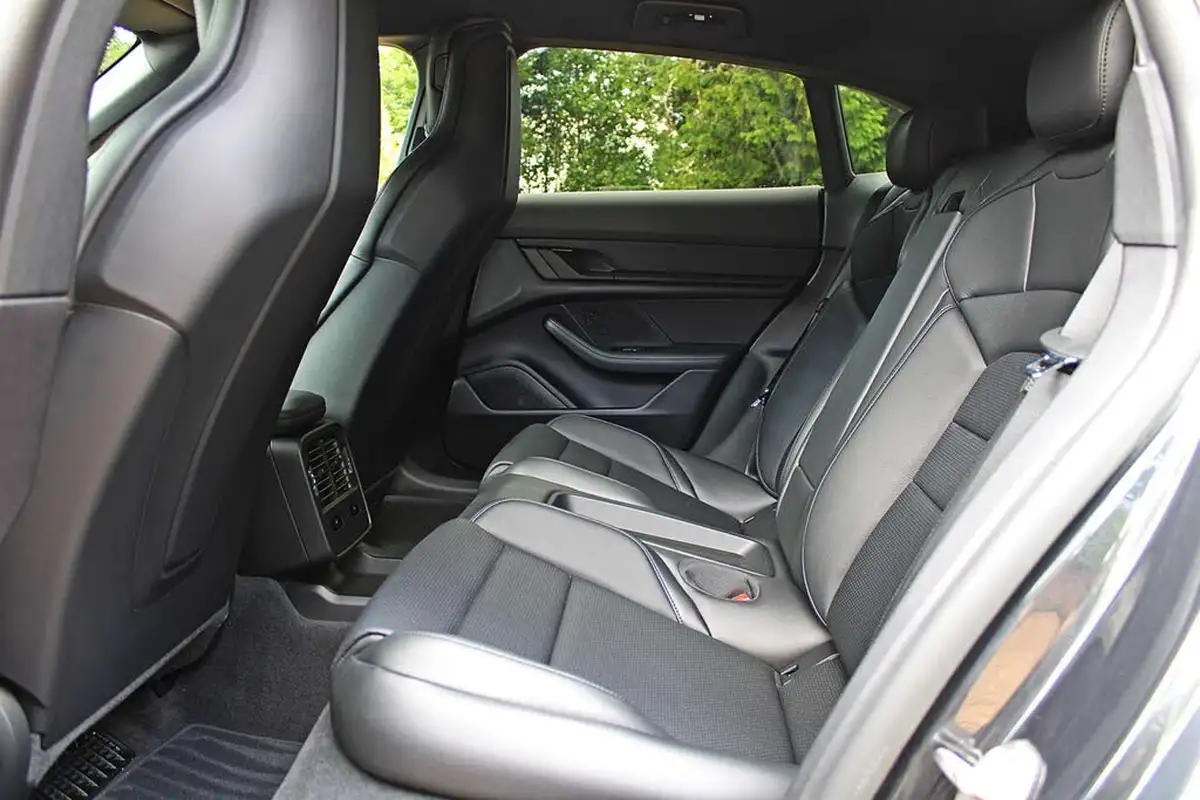 2023-porsche-taycan-e-4s-cross-turismo-big-12