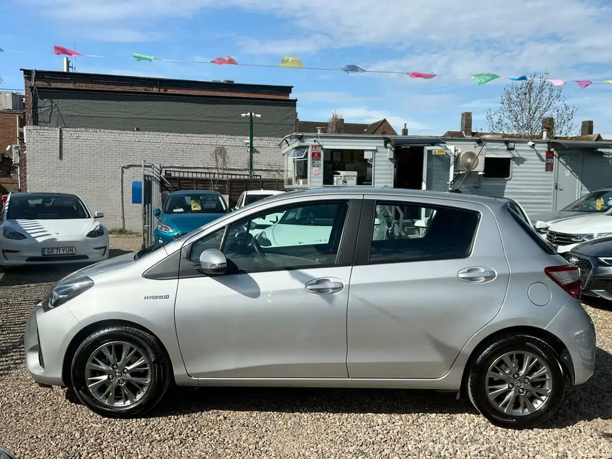 2018-toyota-yaris-15-vvt-i-icon-hybrid-big-11