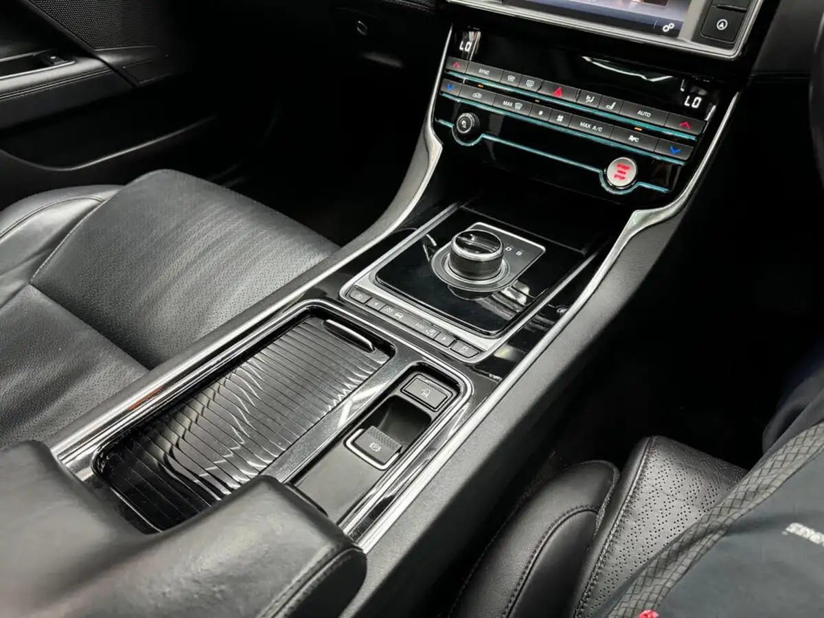 2017-jaguar-xe-20d-portfolio-180ps-awd-ss-1999cc-auto-big-38