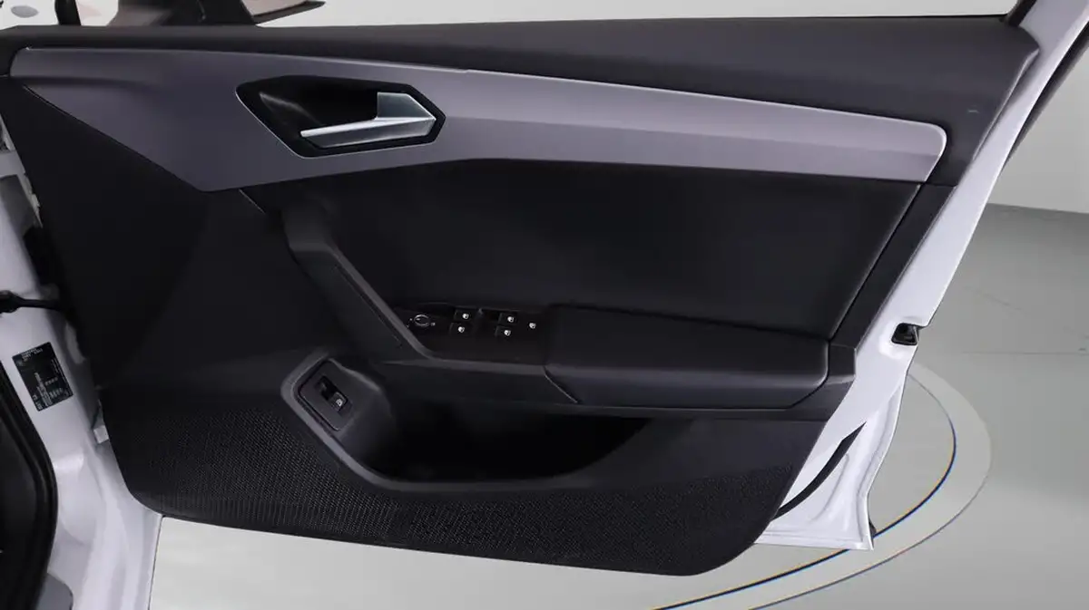2021-seat-leon-14-e-hybrid-fr-hatchback-big-15