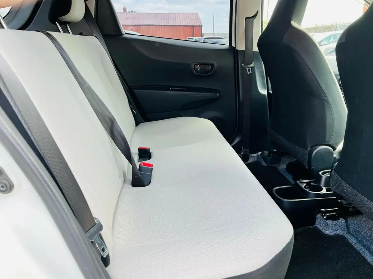 2015-toyota-yaris-big-23